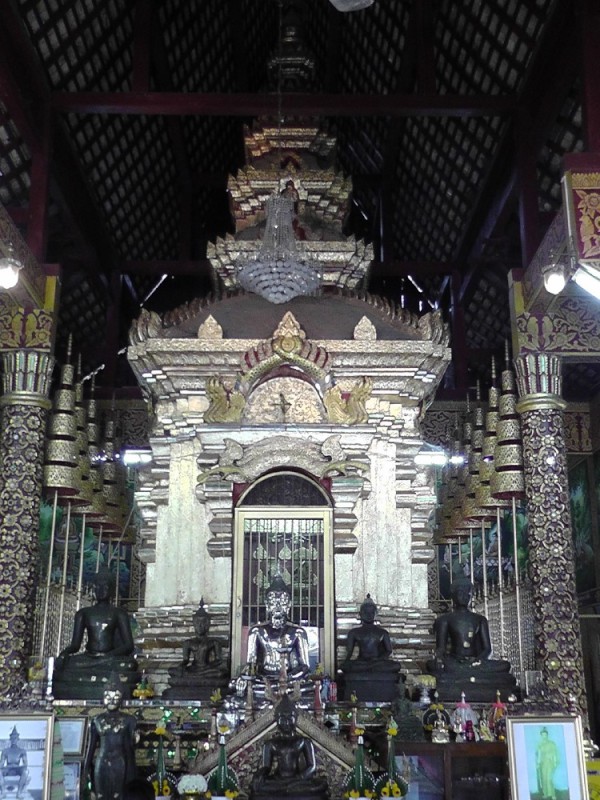 Wat Chiang Man: Main Buddha altar.