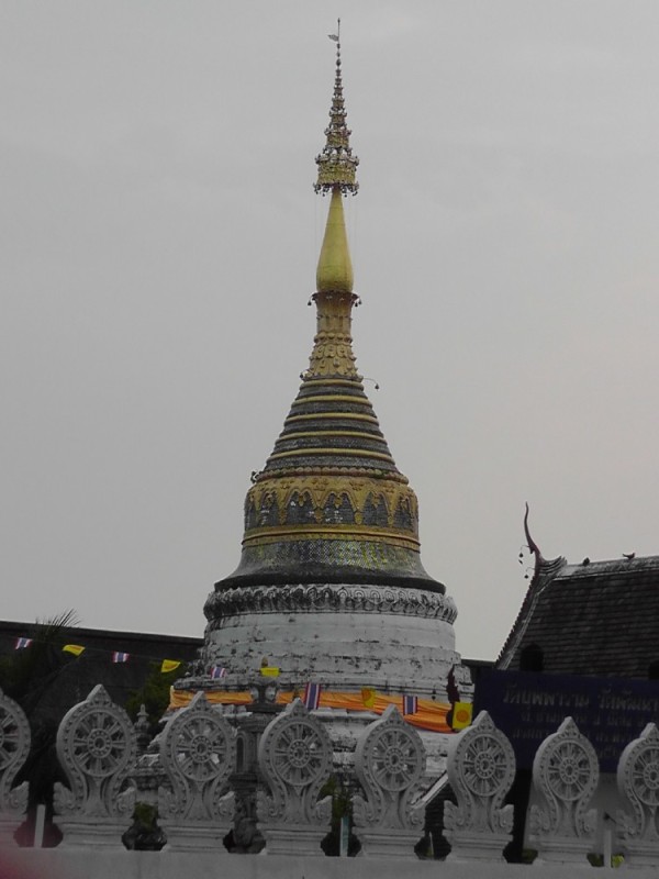 Wat Buppharam: Delicate gold spire.