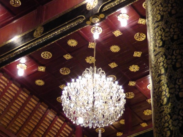 Wat Chiang Man: Huge crystal chandelier.