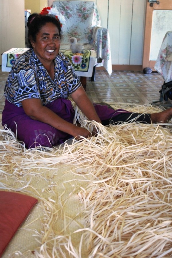 Maria - hand weaving a large floor mat from dried Pandanis leaves