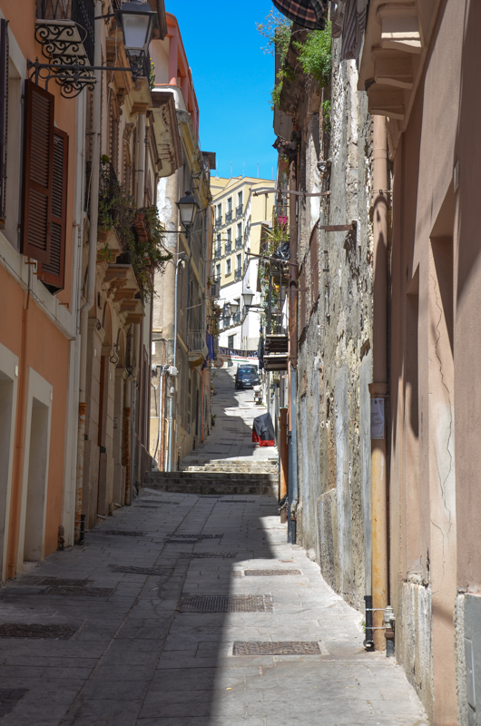 Narrow street Cagliari: Of course very common everywhere in Europe but always interesting.