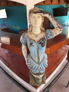 Cool figurehead on bar. I want one for out boat!