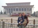 Im Hintergrund das Mao-Tse-Tung Mausoleum