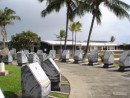 Gedenktafeln fuer alle in Pearl Harbor angegriffenen Schiffe