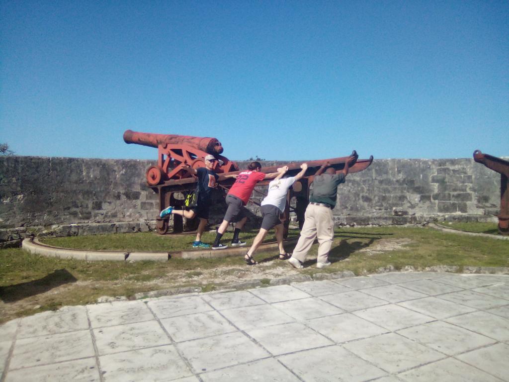 Ft Fincastle: The boys position the cannon for firing (Bob does not seem to take this seriously)