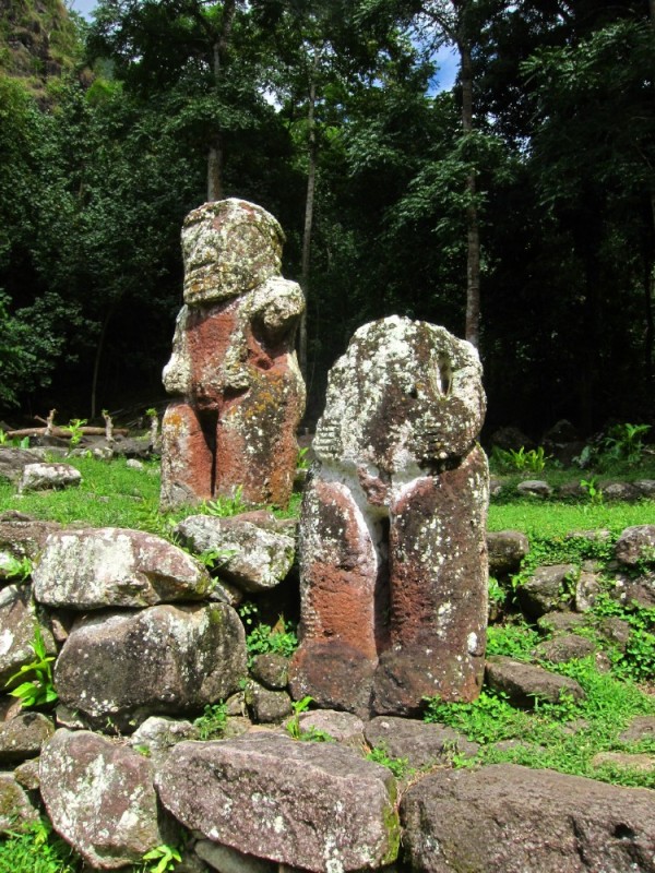 We visit an important Pae Pae with many tikis. The Marquesas are known for these