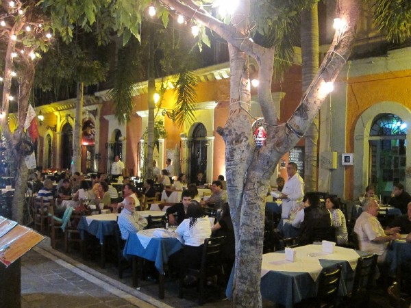 the plaza "Machado" at night