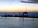 At dusk, the cruisers return to their boats after the barbecue.
Au coucher du soleil, tout le monde retourne sur son bateau.