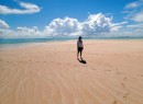 Dominique standing on a large beach on the motu.
Dominique imprime ses pas sur le sable du motu desert.