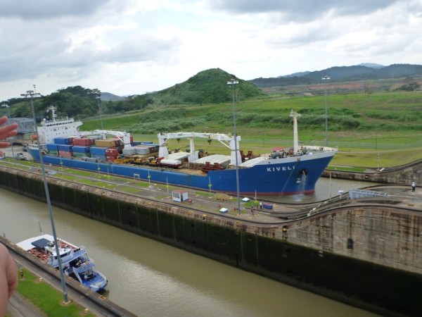Miriflores lock,  the cargo ship is locking up