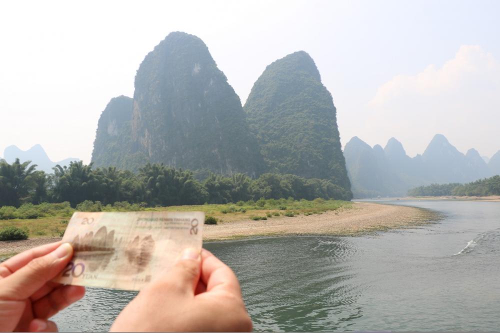 These  mountain peaks were the model for the design of the 20 Dong note 