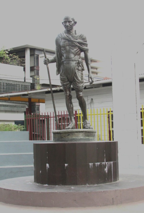 Mahatma Ghandi statue, Heligaweg