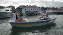 Jenny and her friend on the rowboat that she built herself, in Gustavia harbor. Jenny, kendi yaptığı sandalla Gustavia limanında kürek çekerken.
