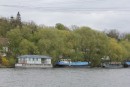 Houseboats on the banks of the river Seine. Neir kenarinda tekne-evler. 
