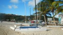 The Anguilla Sailing Association trained vigorously, with sailors going out every day on lasers, optis and even Hobiecats. Anguilla Yelken Kulubu sporculari her gun antremana cikiyor, laser, optimist ve Hobiecatlerle etrafimizda tremolo, kavanca dolasiyorlardi.