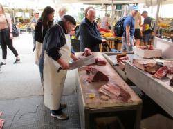 Cutting tuna in Siracusa market