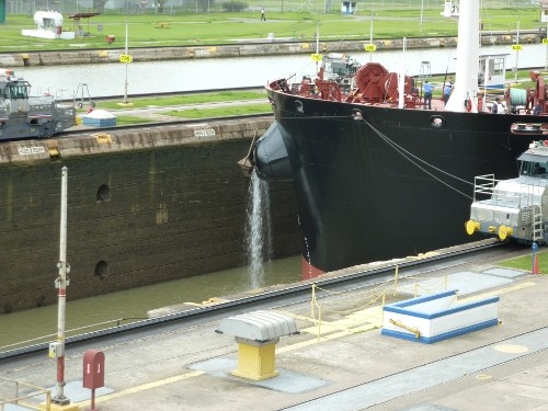 water level in the Mira Flores lock lowering to equalize with the water level on Pacific side