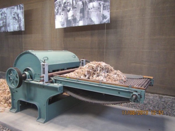 A Fearnaught machine is used to disentangle the woolen fiber.