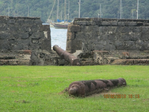 Fort wall with 20+ cannons lined up on the south side of the harbor.