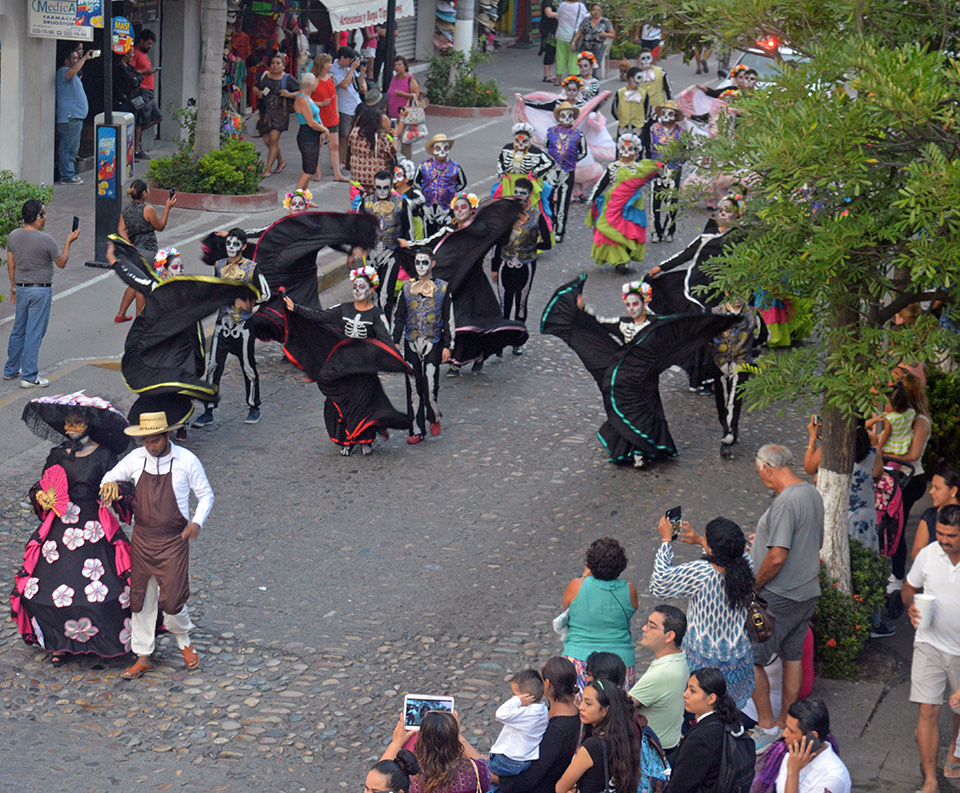 Mexican Catrina dancers in black dresses.