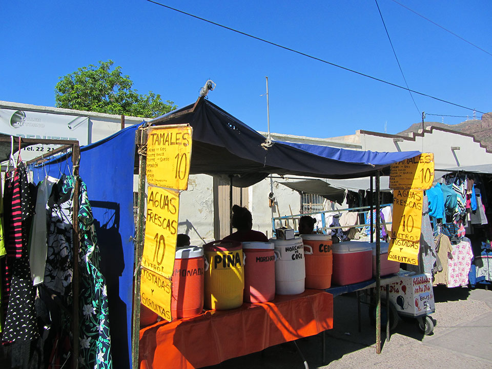 The market is full of food vendors selling everything from aguas frescas: fresh juices from jamaica (hibiscus), tamarind, piña (pineapple), and horchata (almonds and rice) to tamales, empenadas, and more. 