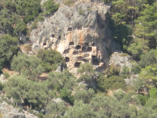 Single cave tombs in Tomb Bay
