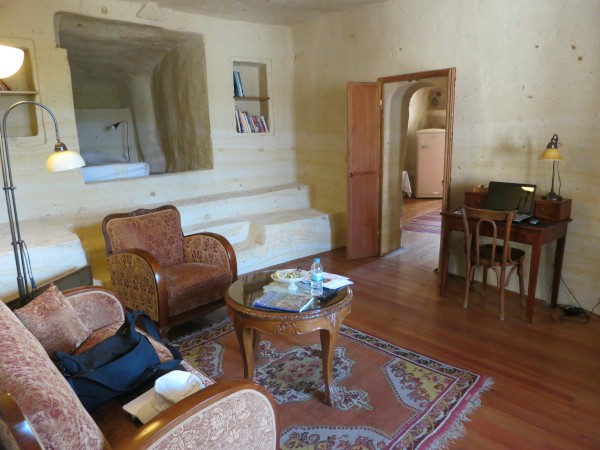 Esbelli Evi Cave Hotel - living room with cave bedroom at rear