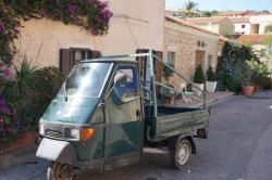 Italy/Sardinia: Piaggio tricycle in San Pantaleo  -  09.2019  -  Italy/Sardinia