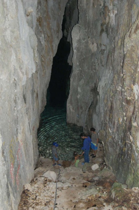 Niue 102_1_3_1: Descent down a steep cave, Niue