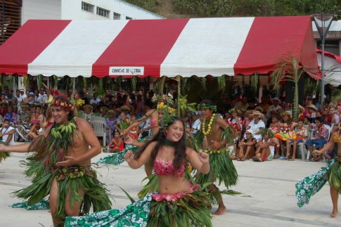 Raiatea 172_1_1: Pretty dancing girls at Raiatea festival