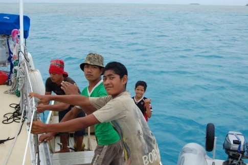 Hapai 0040001: Visitors from shore at Oua island