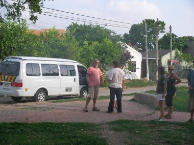 Gringos tour bus visiting Villa Rosita