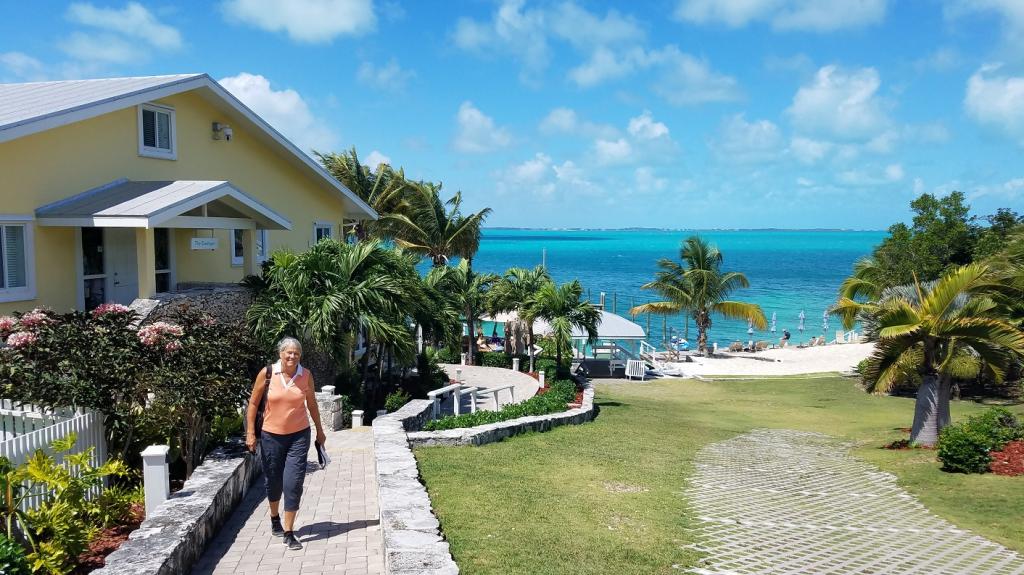 Lower Elbow Cay: Walk & Lunch at Firefly 
